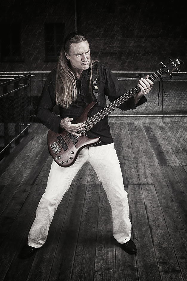 Cord Kunze - Bassist The Gypsys  - spielt im Regen Bass