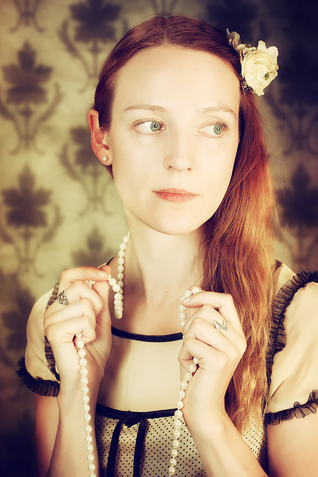 Frau mit Perlenkette vintage-stil
