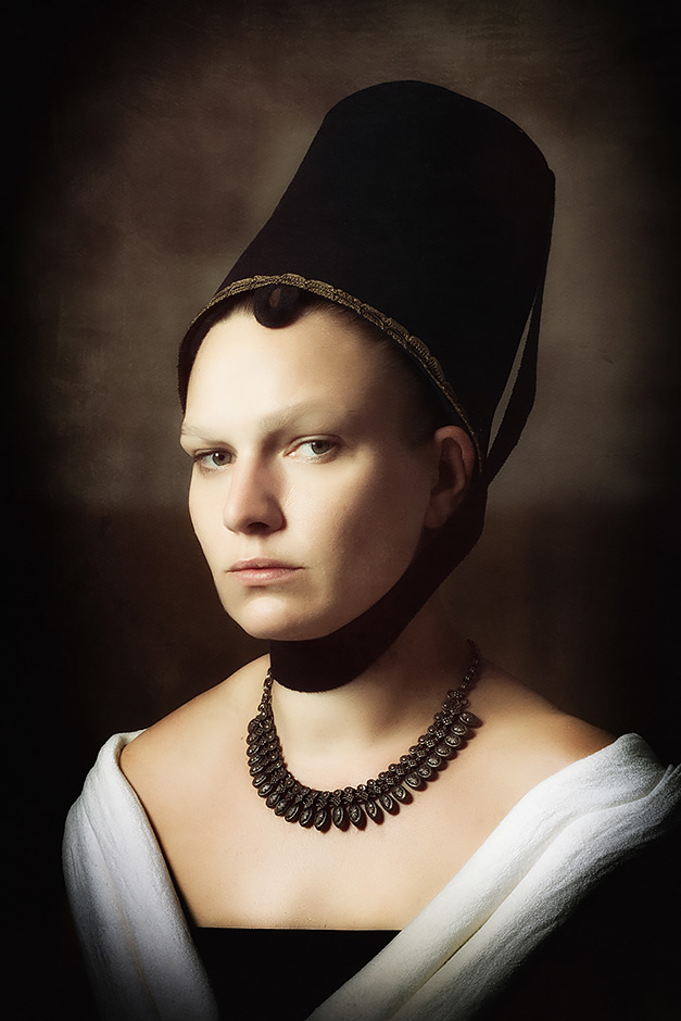 Bildnis einer jungen Dame Petrus Christus 1470 - Nicole Friedersdorf - Darkdirndl - Historic Couture