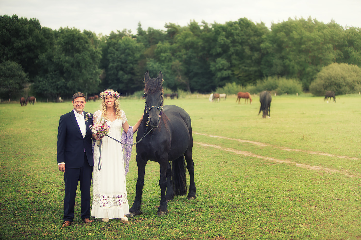 Brautpaar im Feld mit Pferd