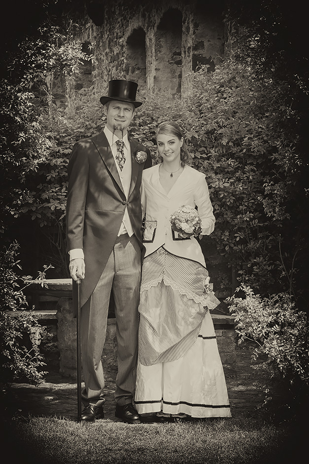 Brautpaar im vintagelook mit Frack und Zylinder