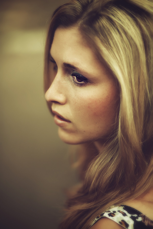 Portrait einer blonden Frau mit braunen Augen