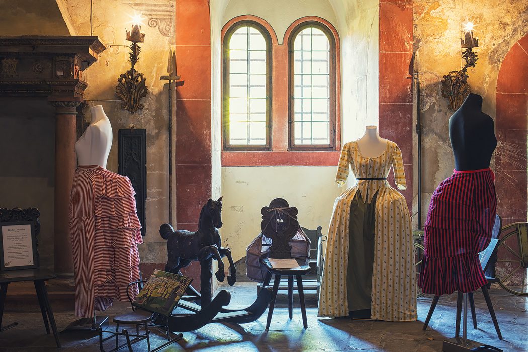 Schloss Buedingen Ausstellungsraum Robe l Anglaise